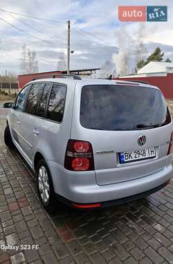 Минивэн Volkswagen Touran 2008 в Чабеле