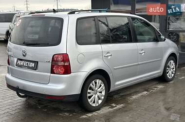 Мінівен Volkswagen Touran 2010 в Чернівцях