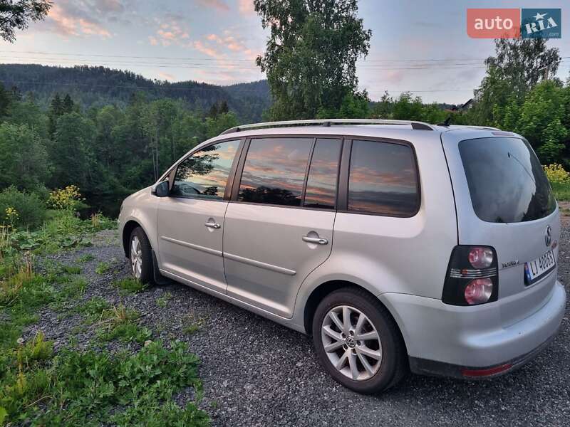 Минивэн Volkswagen Touran 2010 в Гнивани