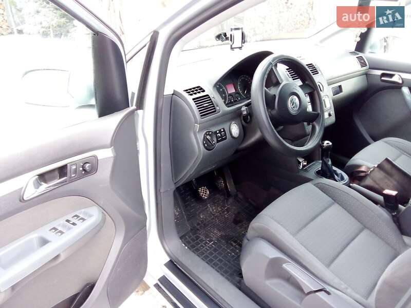 Минивэн Volkswagen Touran 2003 в Монастыриске