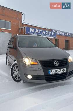 Минивэн Volkswagen Touran 2010 в Дубровице