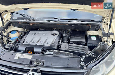 Мінівен Volkswagen Touran 2012 в 