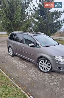 Мінівен Volkswagen Touran 2010 в Звягелі