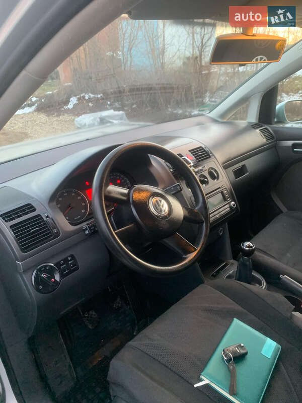 Мінівен Volkswagen Touran 2006 в Хирові