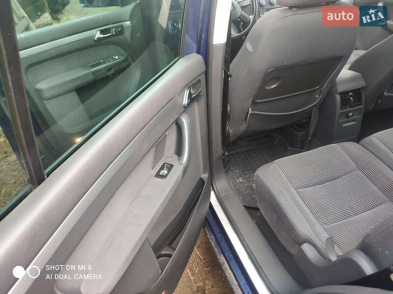 Минивэн Volkswagen Touran 2003 в Березному