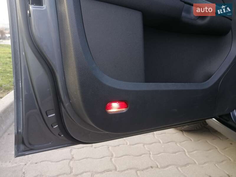 Мінівен Volkswagen Touran 2003 в Львові фото 20 Мінівен Volkswagen Touran 2003 в Львові