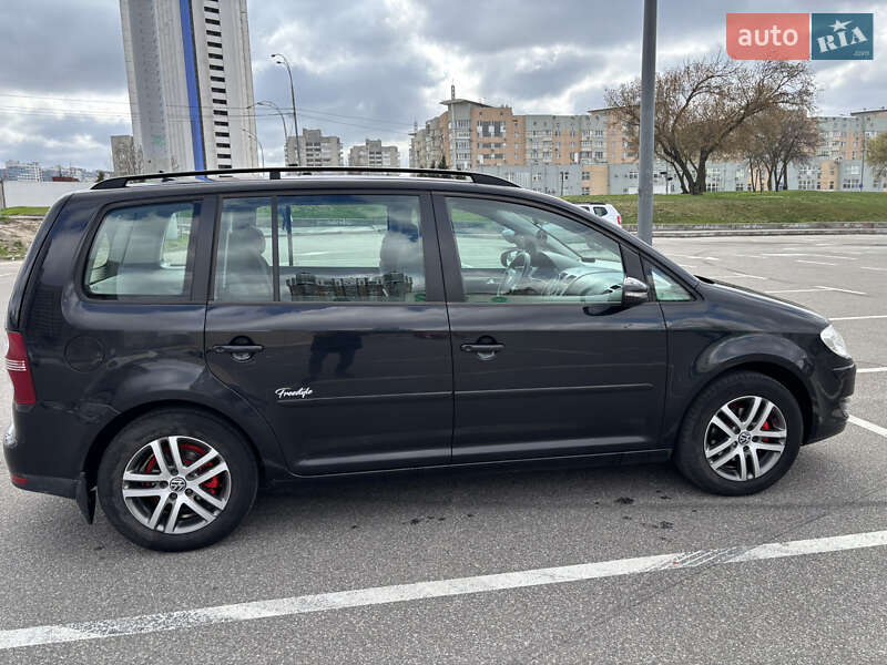 Минивэн Volkswagen Touran 2009 в Киеве