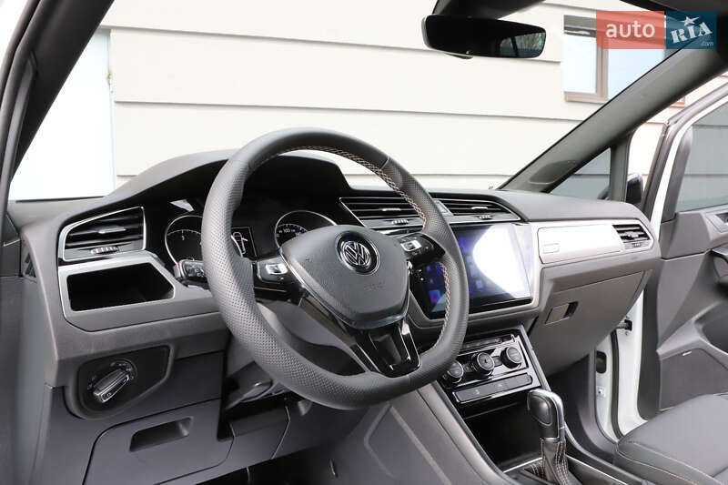 Микровэн Volkswagen Touran 2017 в Дрогобыче