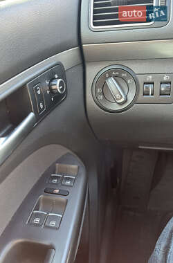 Минивэн Volkswagen Touran 2015 в 