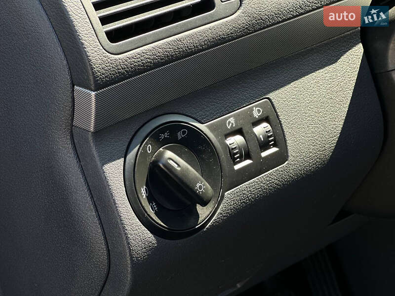 Минивэн Volkswagen Touran 2006 в Днепре