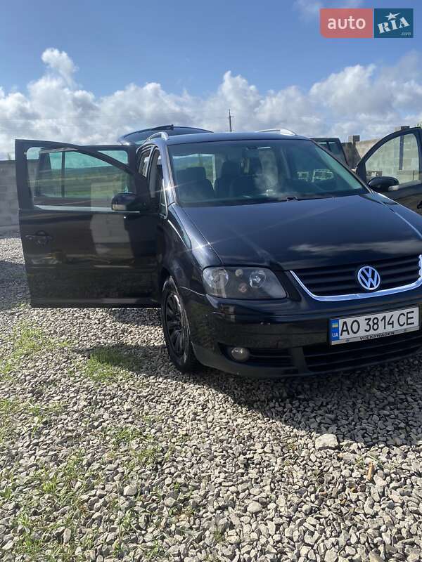 Минивэн Volkswagen Touran 2006 в Иршаве