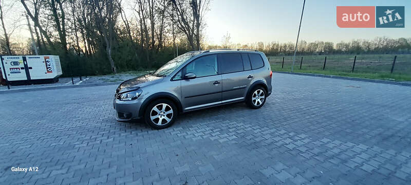 Минивэн Volkswagen Touran 2011 в Хотине