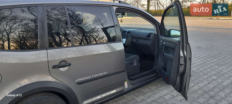 Минивэн Volkswagen Touran 2011 в Хотине