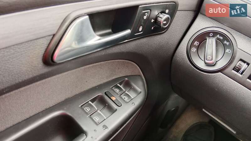 Мінівен Volkswagen Touran 2012 в Тячеві