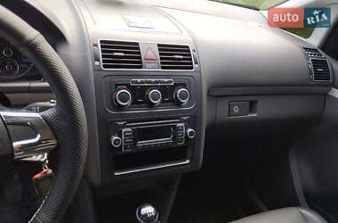 Мінівен Volkswagen Touran 2014 в 