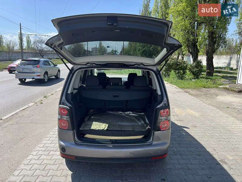 Минивэн Volkswagen Touran 2010 в Николаеве