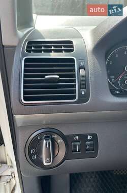 Мінівен Volkswagen Touran 2011 в 