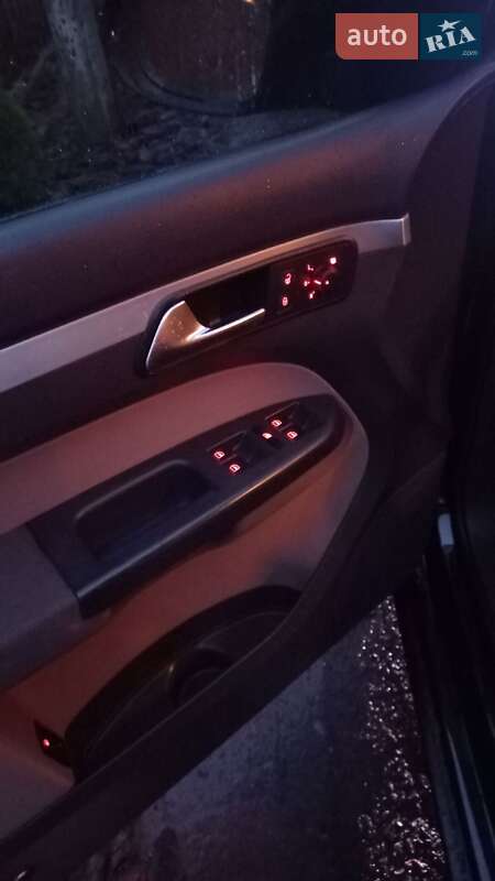 Минивэн Volkswagen Touran 2010 в Ахтырке