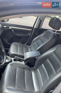Мінівен Volkswagen Touran 2014 в 