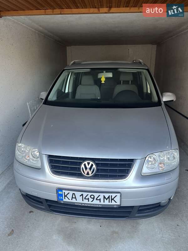 Мінівен Volkswagen Touran 2006 в Чернівцях