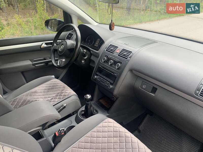 Мінівен Volkswagen Touran 2011 в Зарічному