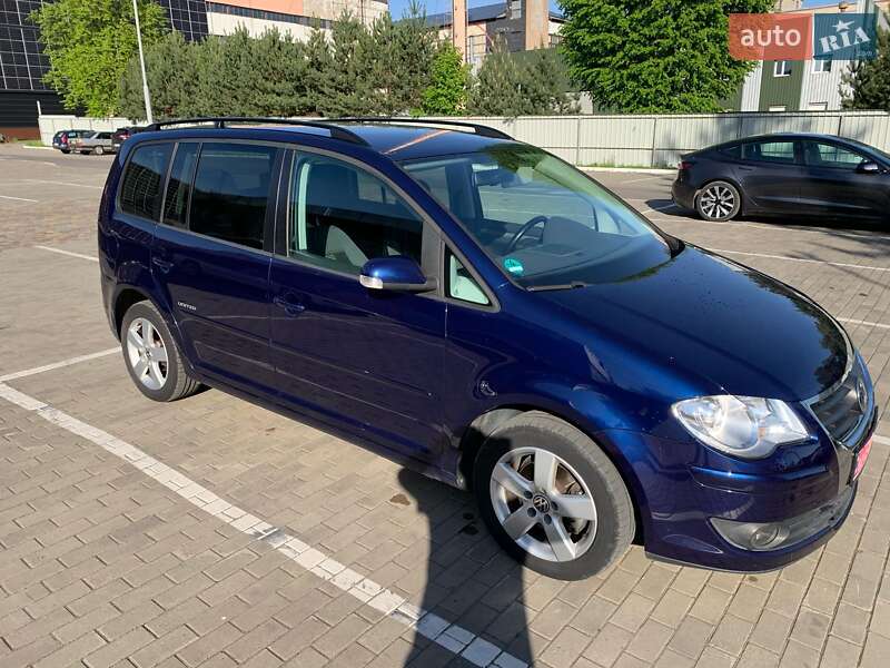 Мінівен Volkswagen Touran 2008 в Луцьку