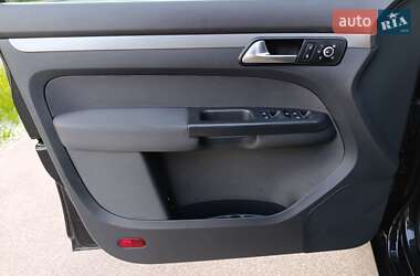 Мінівен Volkswagen Touran 2013 в 
