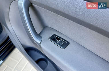 Мінівен Volkswagen Touran 2012 в 