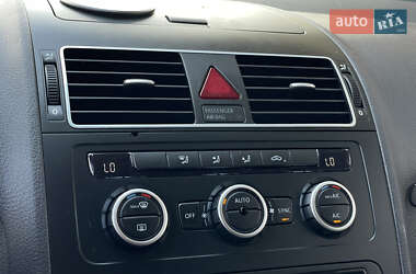 Мінівен Volkswagen Touran 2012 в 