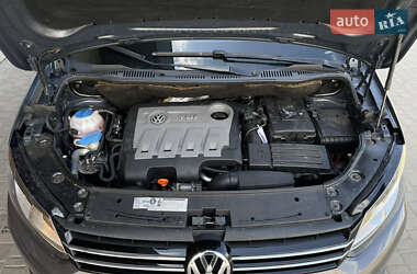 Мінівен Volkswagen Touran 2012 в 