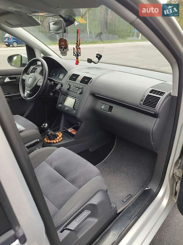 Мінівен Volkswagen Touran 2011 в Ємільчиному