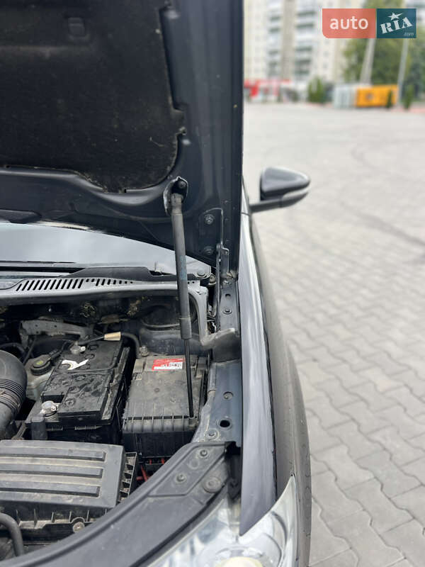 Мінівен Volkswagen Touran 2010 в Луцьку