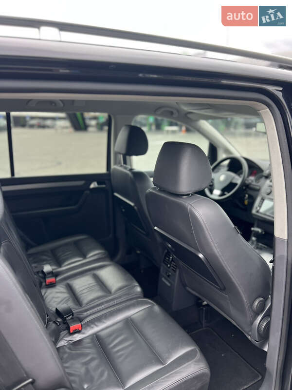 Мінівен Volkswagen Touran 2010 в Луцьку