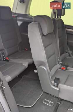 Мінівен Volkswagen Touran 2013 в 