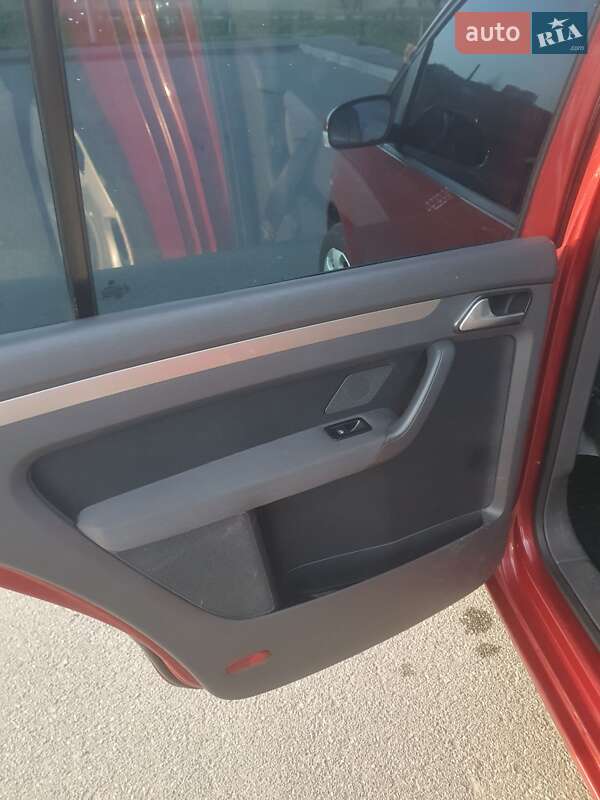 Мінівен Volkswagen Touran 2007 в Бучі
