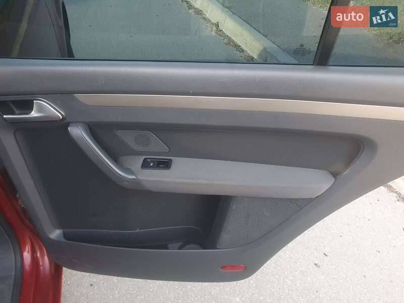 Мінівен Volkswagen Touran 2007 в Бучі