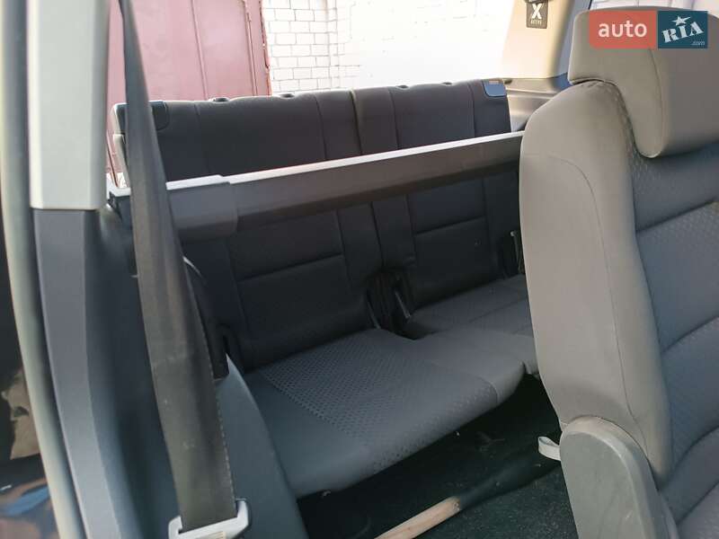 Минивэн Volkswagen Touran 2006 в Днепре