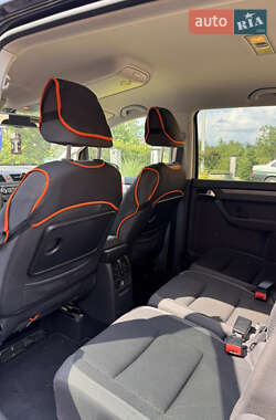 Мінівен Volkswagen Touran 2011 в 