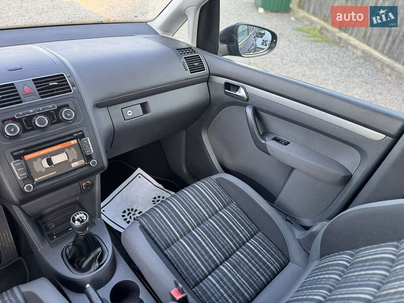Минивэн Volkswagen Touran 2011 в Сарнах