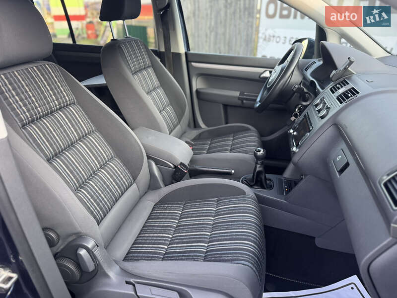 Минивэн Volkswagen Touran 2011 в Сарнах