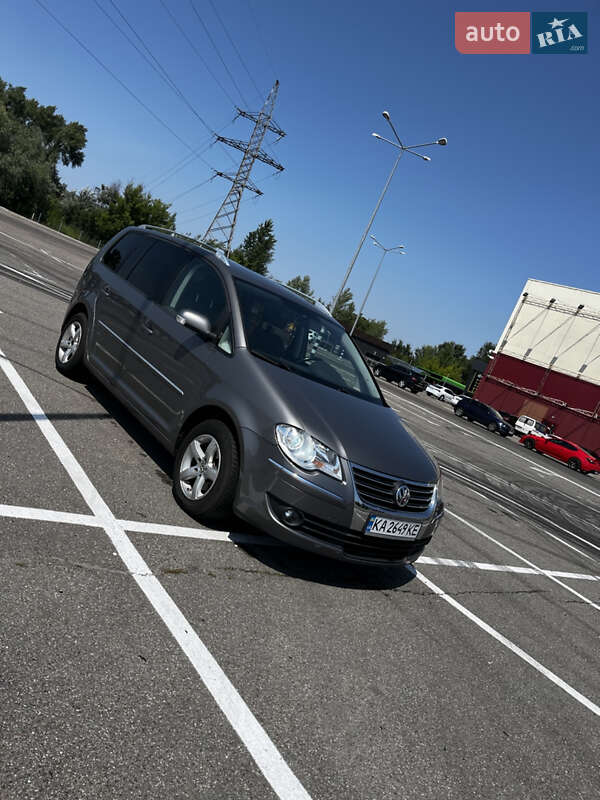 Мінівен Volkswagen Touran 2008 в Києві