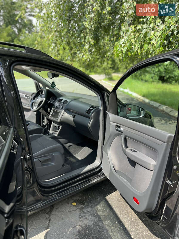 Минивэн Volkswagen Touran 2011 в Сарнах