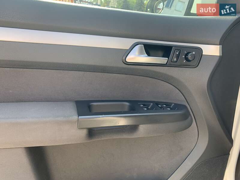 Минивэн Volkswagen Touran 2011 в Ружине