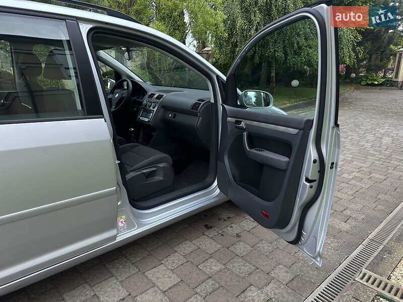 Минивэн Volkswagen Touran 2007 в Сарнах
