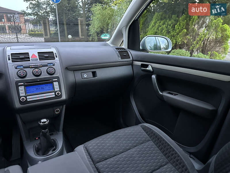 Минивэн Volkswagen Touran 2007 в Сарнах