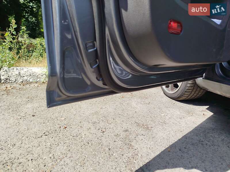 Минивэн Volkswagen Touran 2004 в Киеве