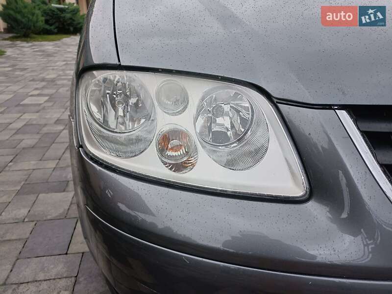 Минивэн Volkswagen Touran 2004 в Косове
