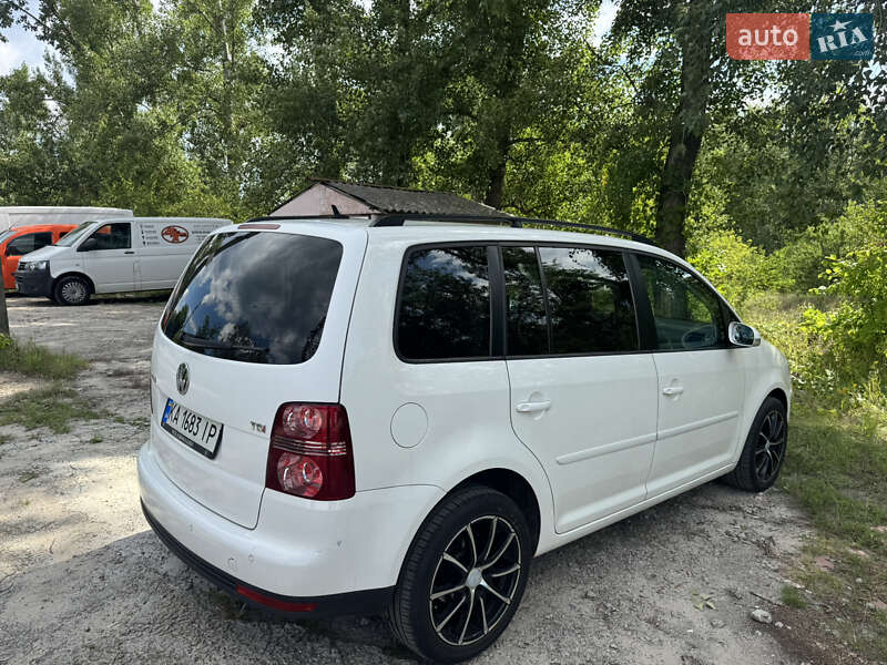 Минивэн Volkswagen Touran 2008 в Киеве
