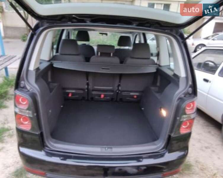 Минивэн Volkswagen Touran 2010 в Луцке