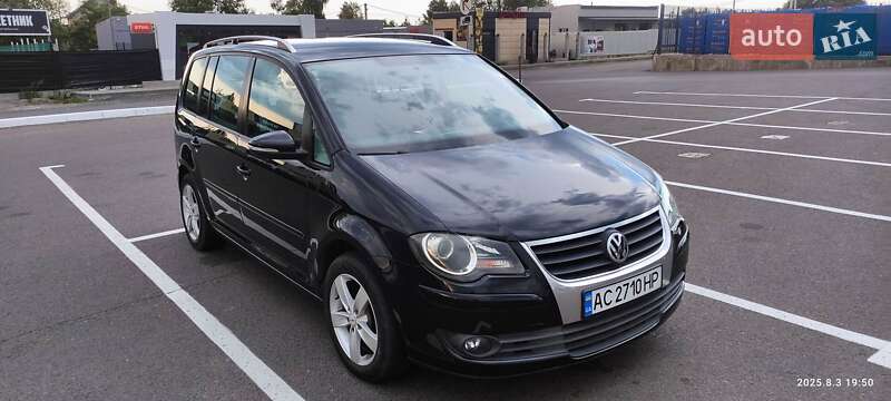 Минивэн Volkswagen Touran 2010 в Луцке
